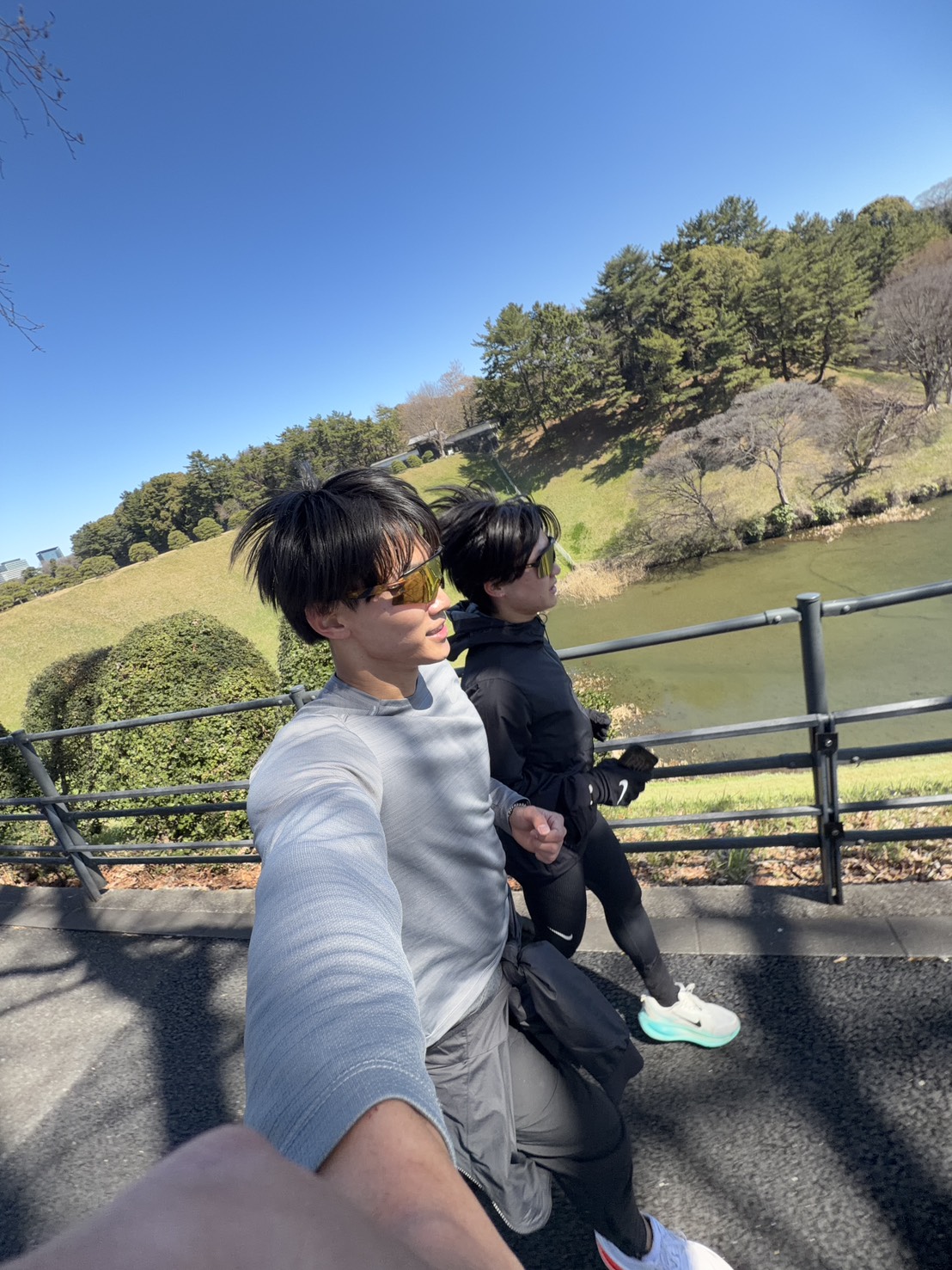 皇居のお堀沿いを走る2人