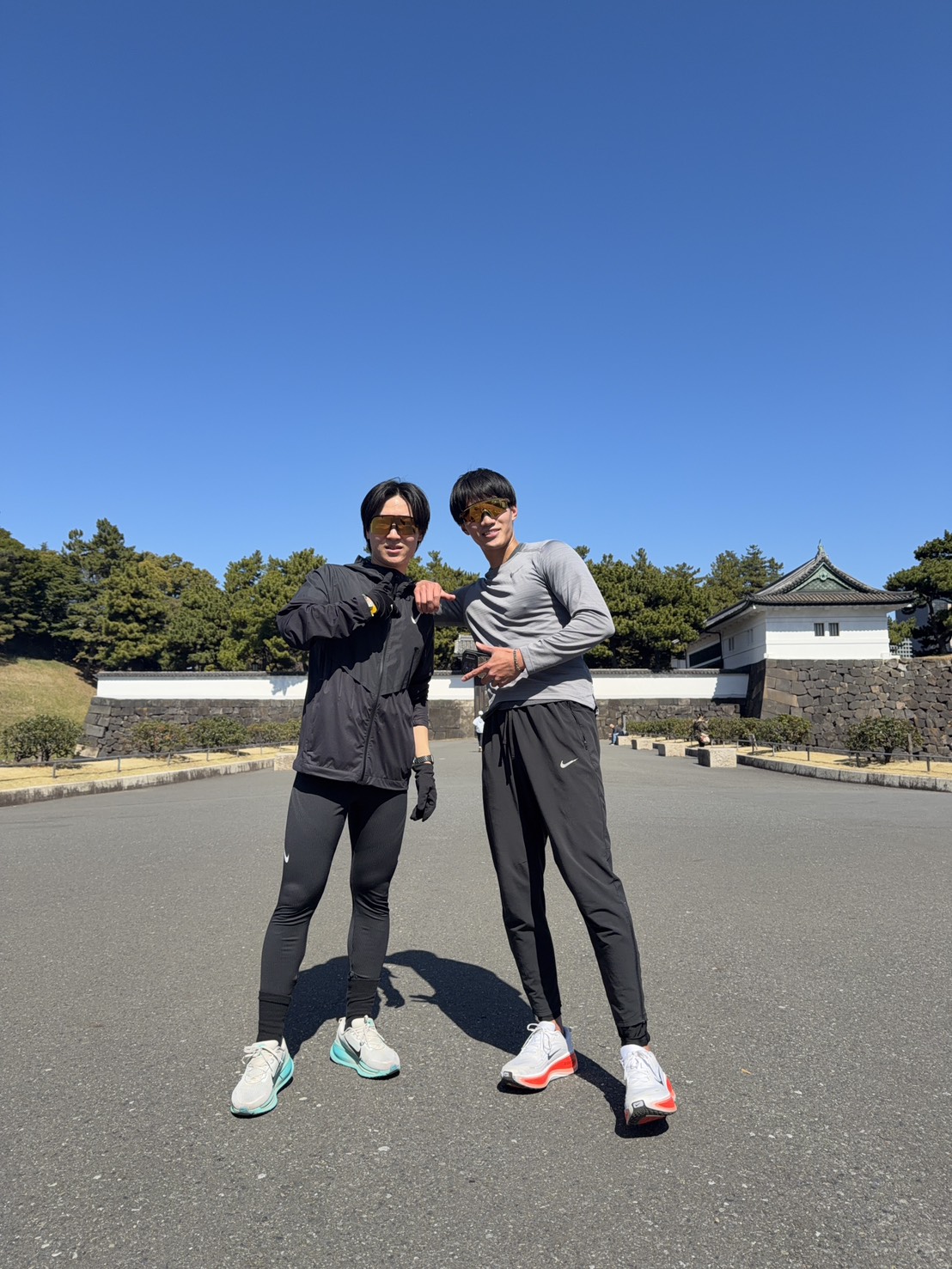 皇居前で記念撮影するランナー2人