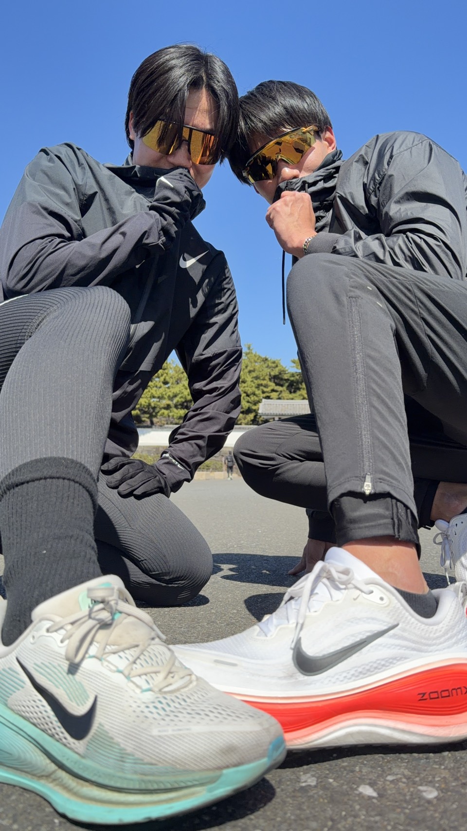 皇居前でポーズを決める2人のランナー